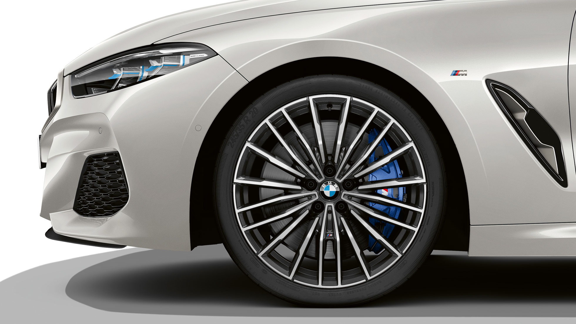 BMW M850i xDrive, Mineral White Metallic, 20"-letmetalfælge med multieger 729 M.