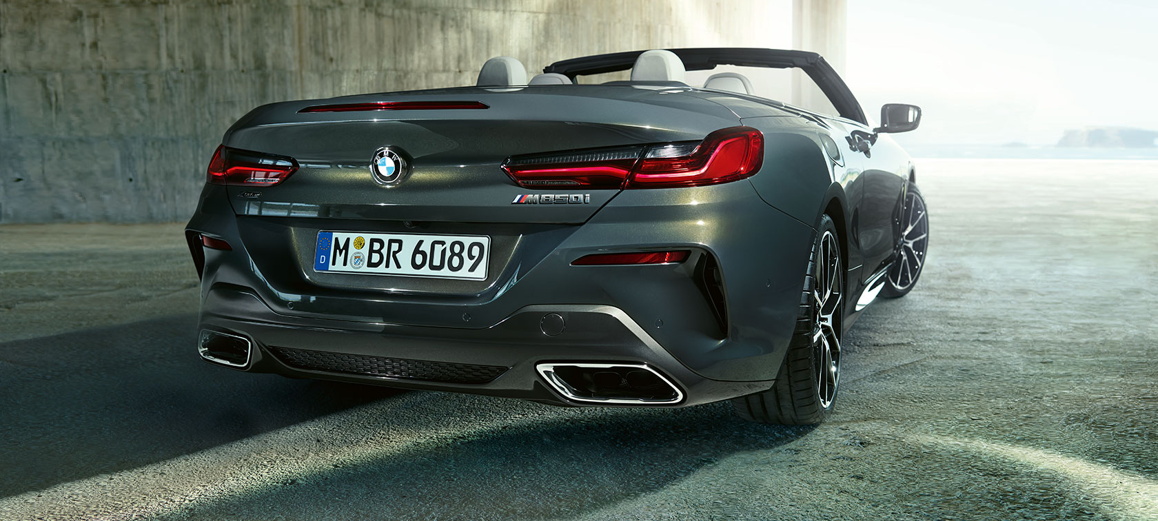 BMW M850i xDrive Dravit Grey Metallic, bagende, let drejet. BMW M850i xDrive Dravit Grey Metallic, bagende, let drejet.