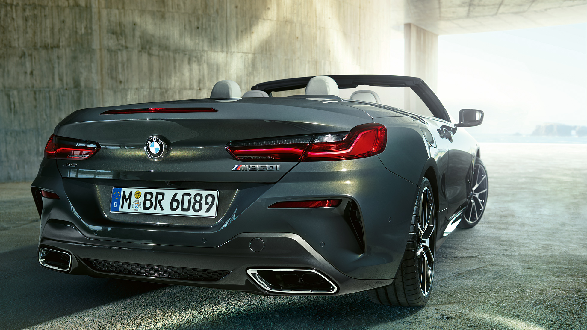 BMW M850i xDrive Dravit Grey Metallic, set bagfra fra højre, let drejet. BMW M850i xDrive Dravit Grey Metallic, set bagfra fra højre, let drejet.