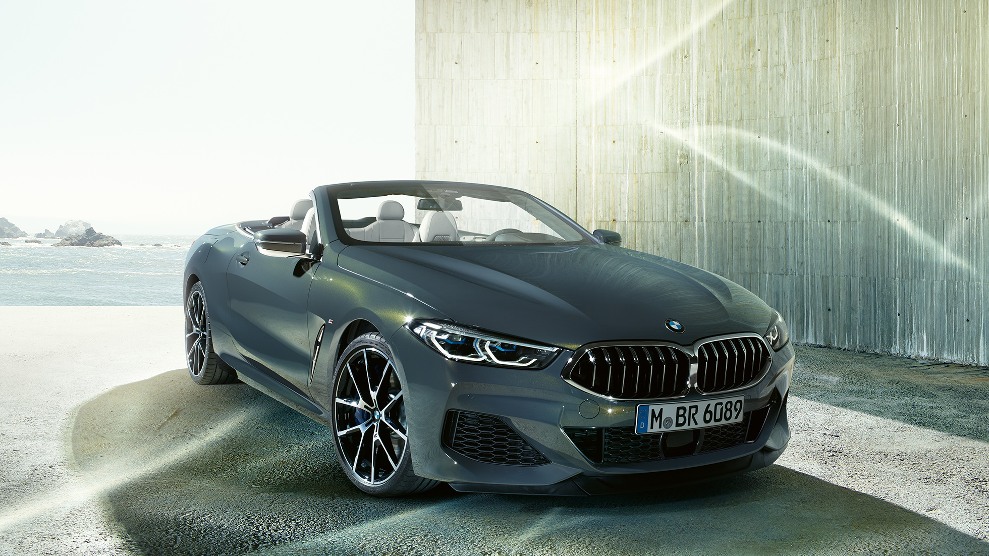BMW M850i xDrive Dravit Grey Metallic, set forfra fra venstre, let drejet. BMW M850i xDrive Dravit Grey Metallic, set forfra fra venstre, let drejet.