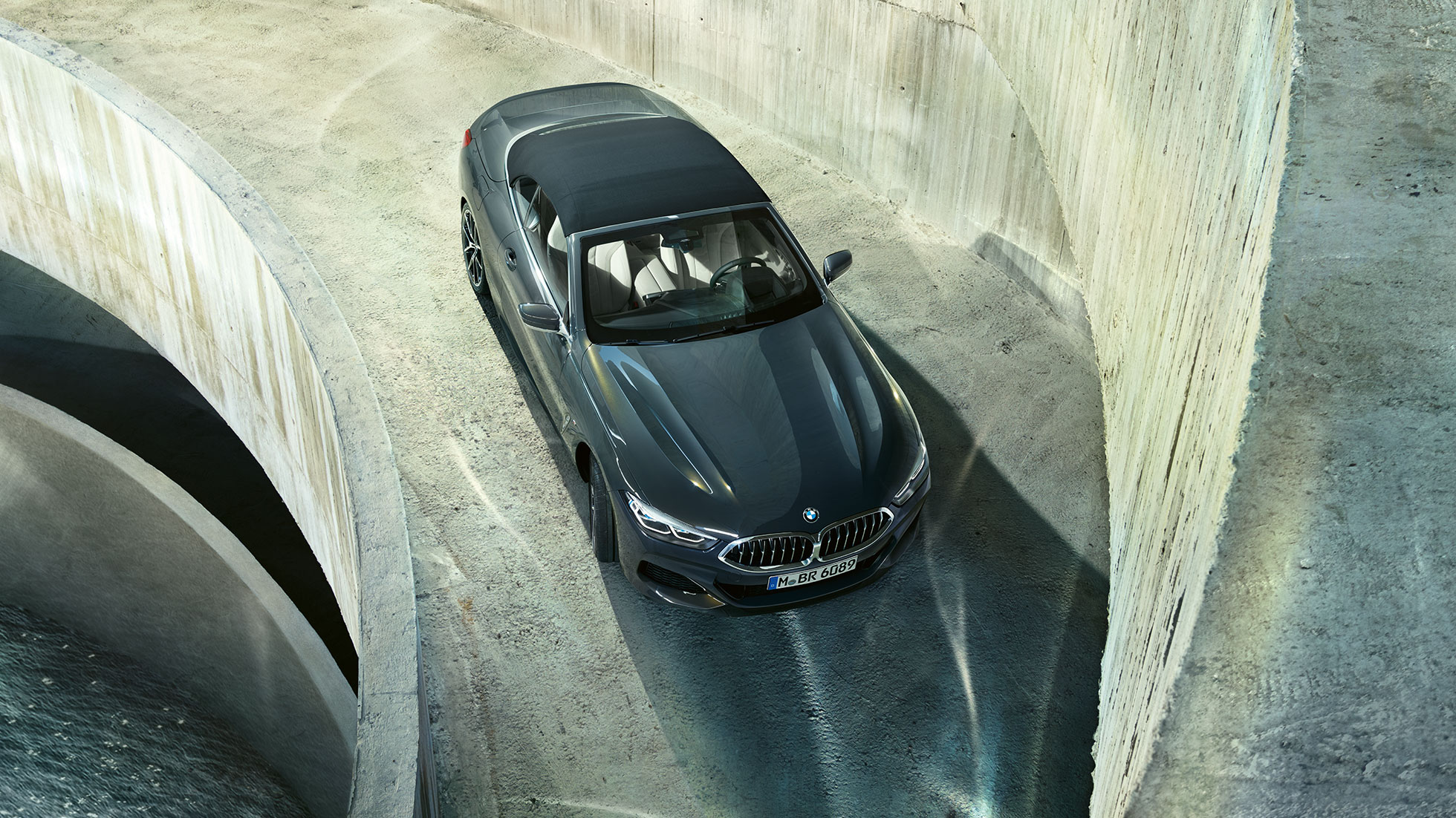 BMW M850i xDrive Dravit Grey Metallic med sort stofkaleche, set fra fugleperspektiv. BMW M850i xDrive Dravit Grey Metallic med sort stofkaleche, set fra fugleperspektiv.