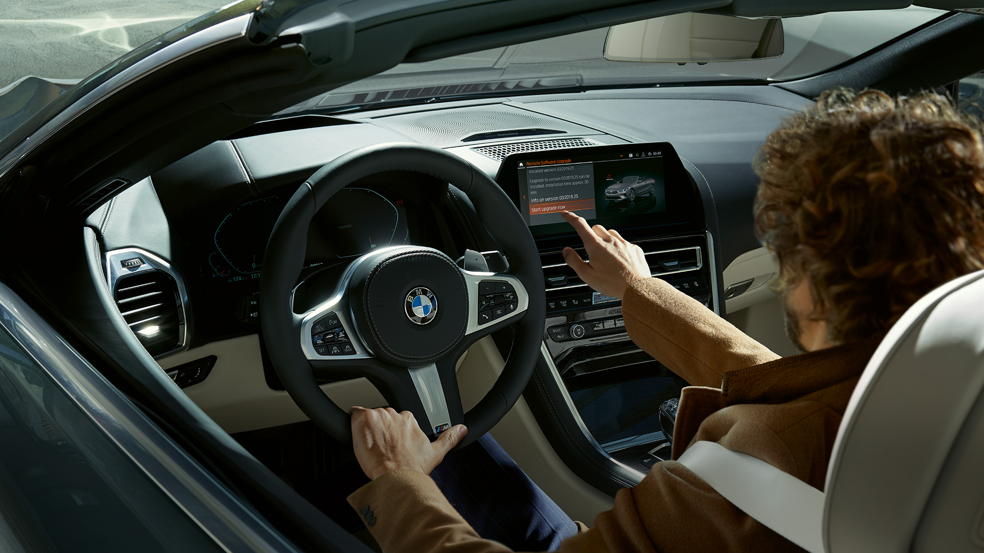BMW M850i xDrive, fører betjener BMW Live Cockpit Professional med touchstyring. BMW M850i xDrive, fører betjener BMW Live Cockpit Professional med touchstyring.