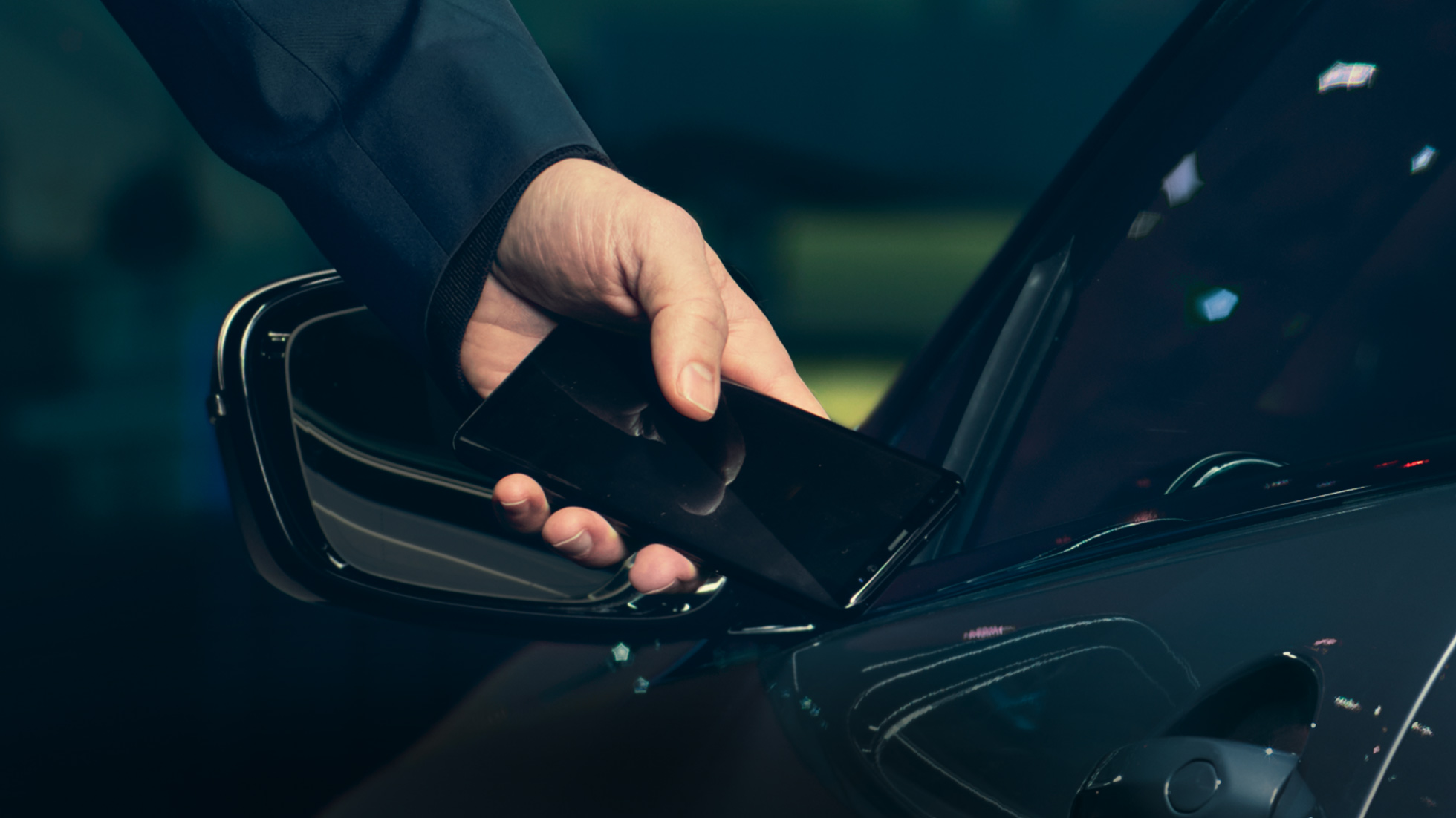 BMW M850i xDrive, fører låser bilen op med Digital Key ved hjælp af sin smartphone. BMW M850i xDrive, fører låser bilen op med Digital Key ved hjælp af sin smartphone.