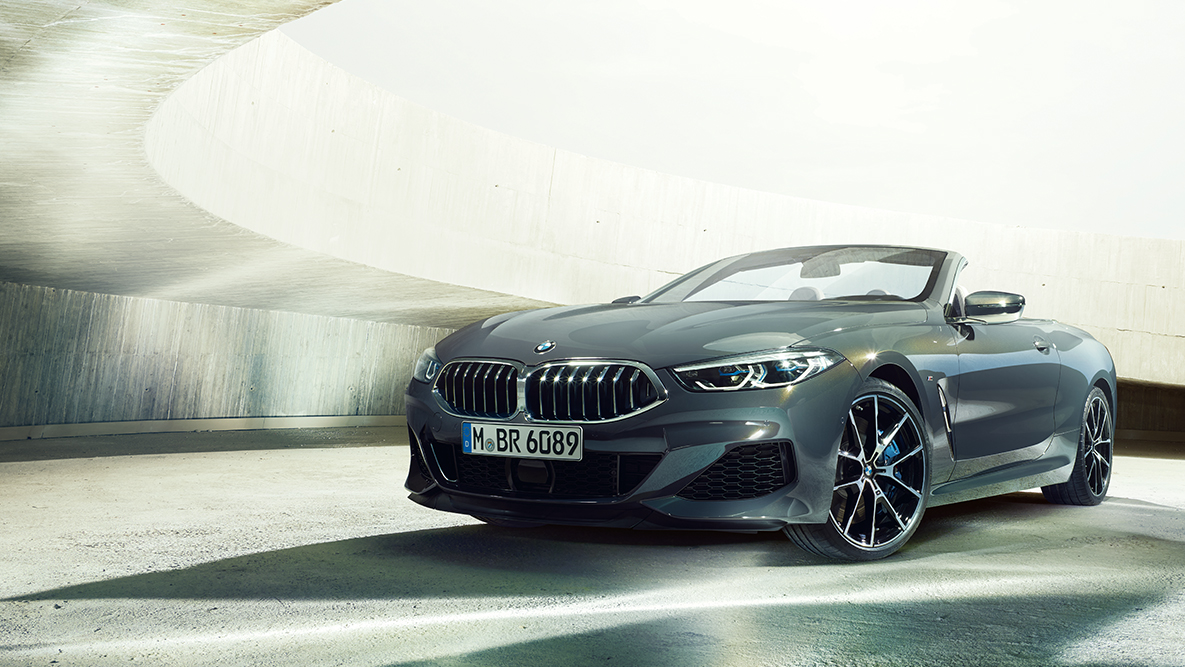 BMW M850i xDrive Dravit Grey Metallic, set forfra fra højre, let drejet. BMW M850i xDrive Dravit Grey Metallic, set forfra fra højre, let drejet.