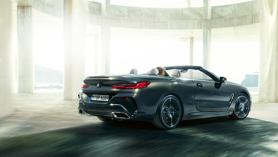 BMW M850i xDrive med åben kaleche, kørende og set fra siden. BMW M850i xDrive med åben kaleche, kørende og set fra siden.