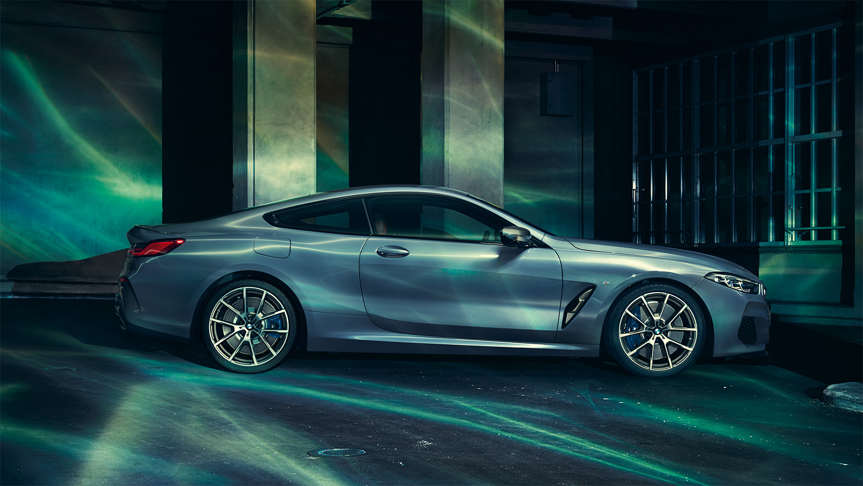 BMW 8-serie, fra siden Stillbillede af BMW 8-serie Coupé fra siden i et storbymiljø.