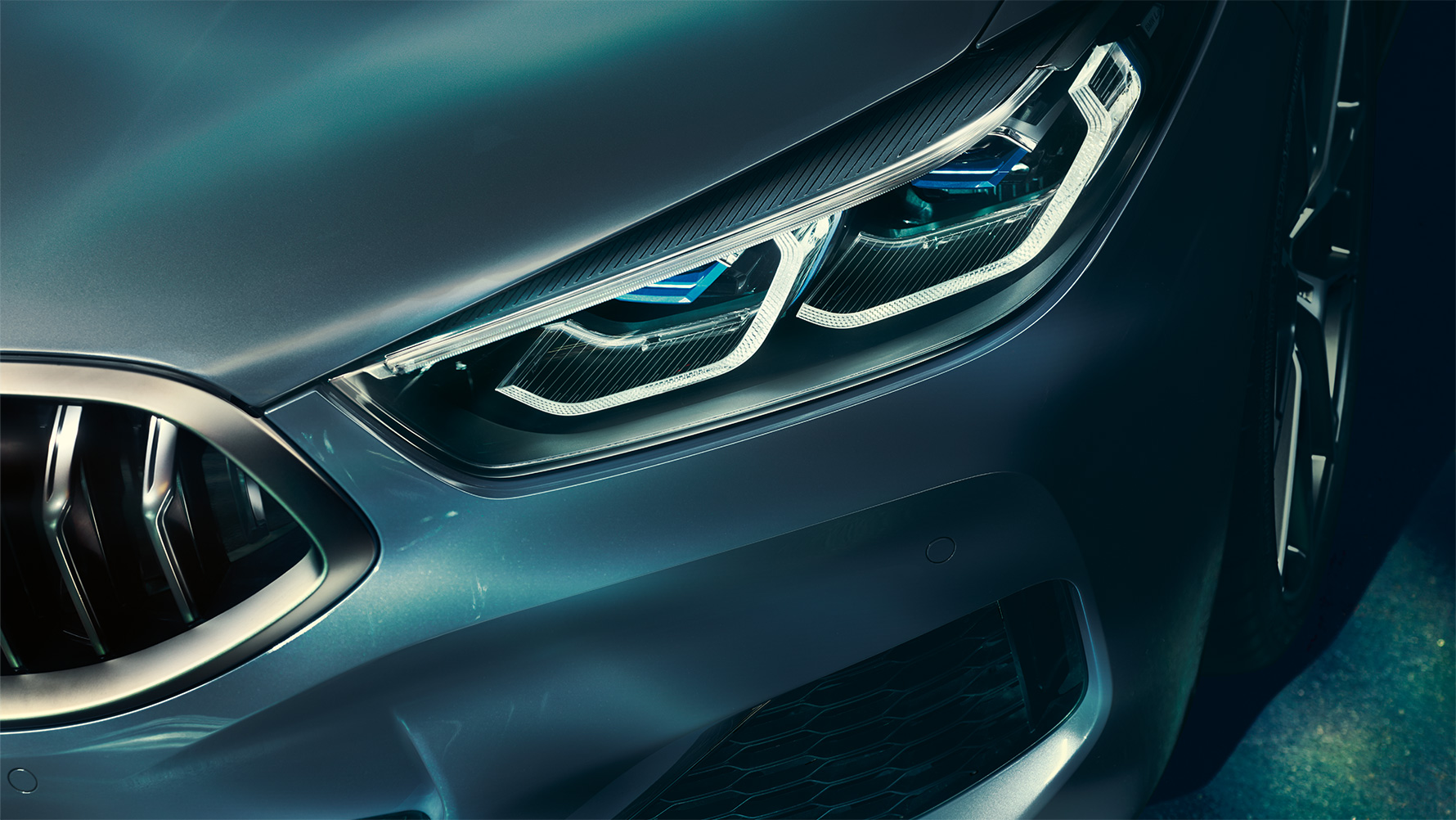 BMW 8-serie, laserlygter Nærbillede af forendens laserlygter på BMW 8-serie Coupé.