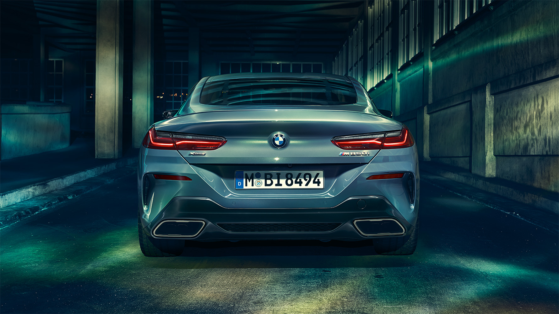 BMW 8-serie Coupé, bagfra BMW 8-serie Coupé set bagfra om natten i et storbymiljø.