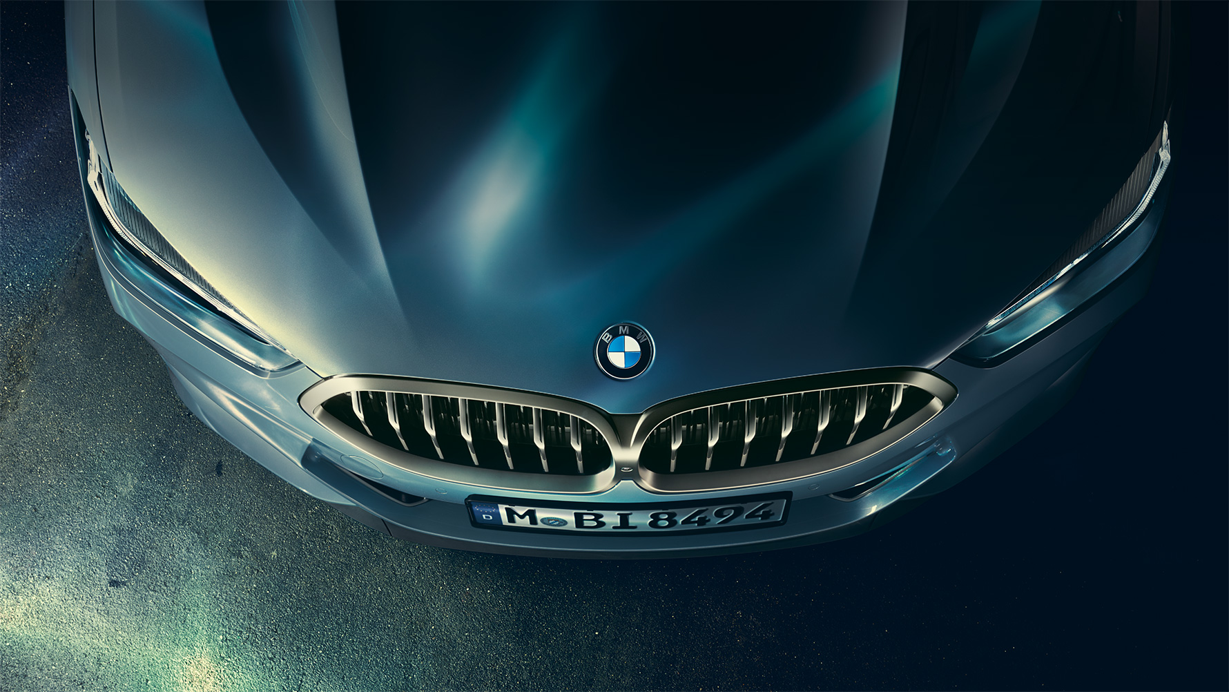 BMW 8-serie Coupé, motorhjelm Nærbillede af motorhjelmen på BMW 8-serie Coupé fra fugleperspektiv.