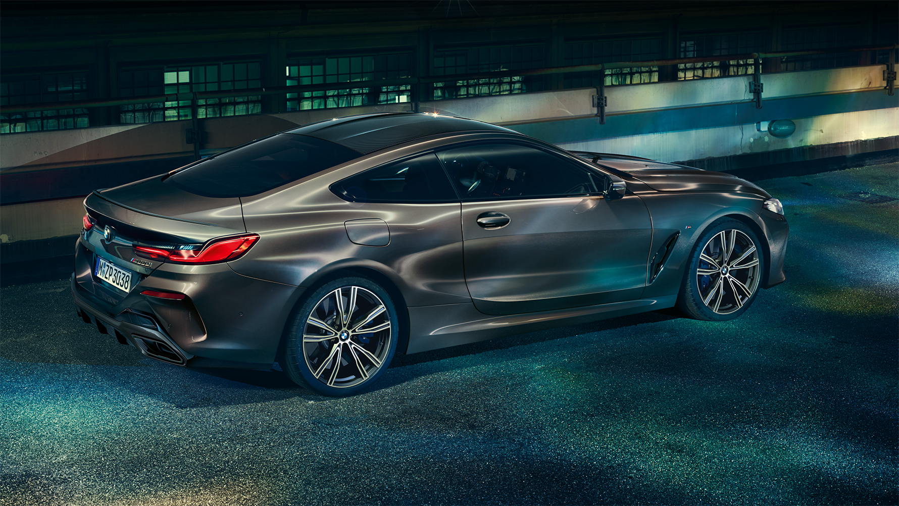 Stillbillede af BMW 8-serie Coupé med BMW Individual-udstyr fra siden i et natligt storbymiljø. Stillbillede af BMW 8-serie Coupé med BMW Individual-udstyr fra siden i et natligt storbymiljø.