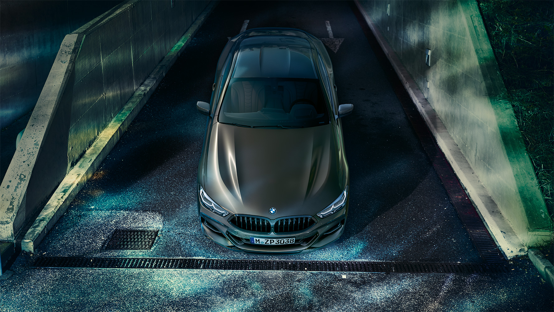 Frontalt stillbillede af BMW 8-serie Coupé med BMW Individual-udstyr i et natligt storbymiljø. Frontalt stillbillede af BMW 8-serie Coupé med BMW Individual-udstyr i et natligt storbymiljø.