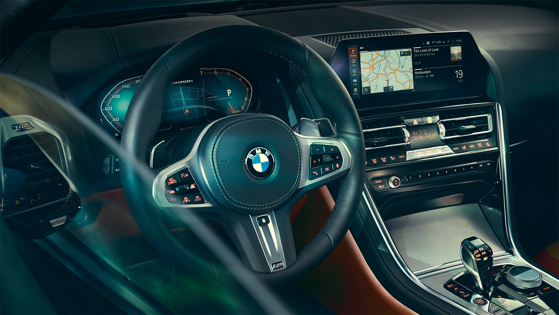 BMW 8-serie Coupé, cockpit Nærbillede af kabinen i BMW 8-serie Coupé med fokus på rattet.