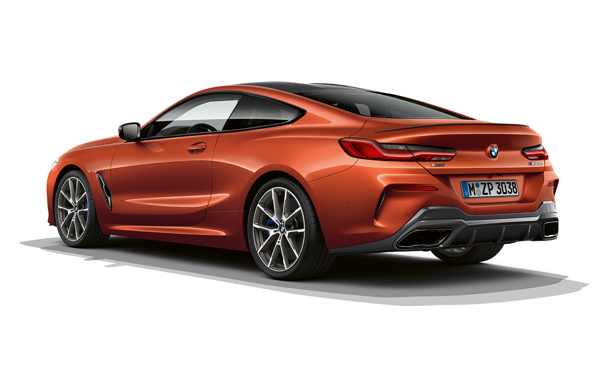 BMW 8-serie Coupé, Sunset Orange metallak Stillbillede af BMW 8-serie Coupé i Sunset Orange metallak mod en hvid baggrund.