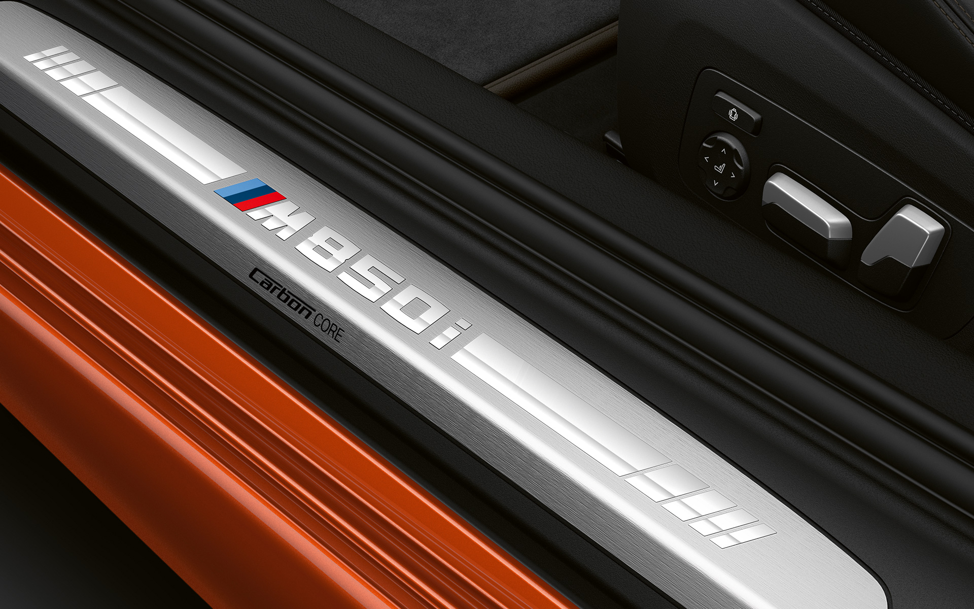 BMW 8-serie Coupé, indstigningsliste M850i Nærbillede af indstigningslisten på BMW 8-serie Coupé med M850i logo.