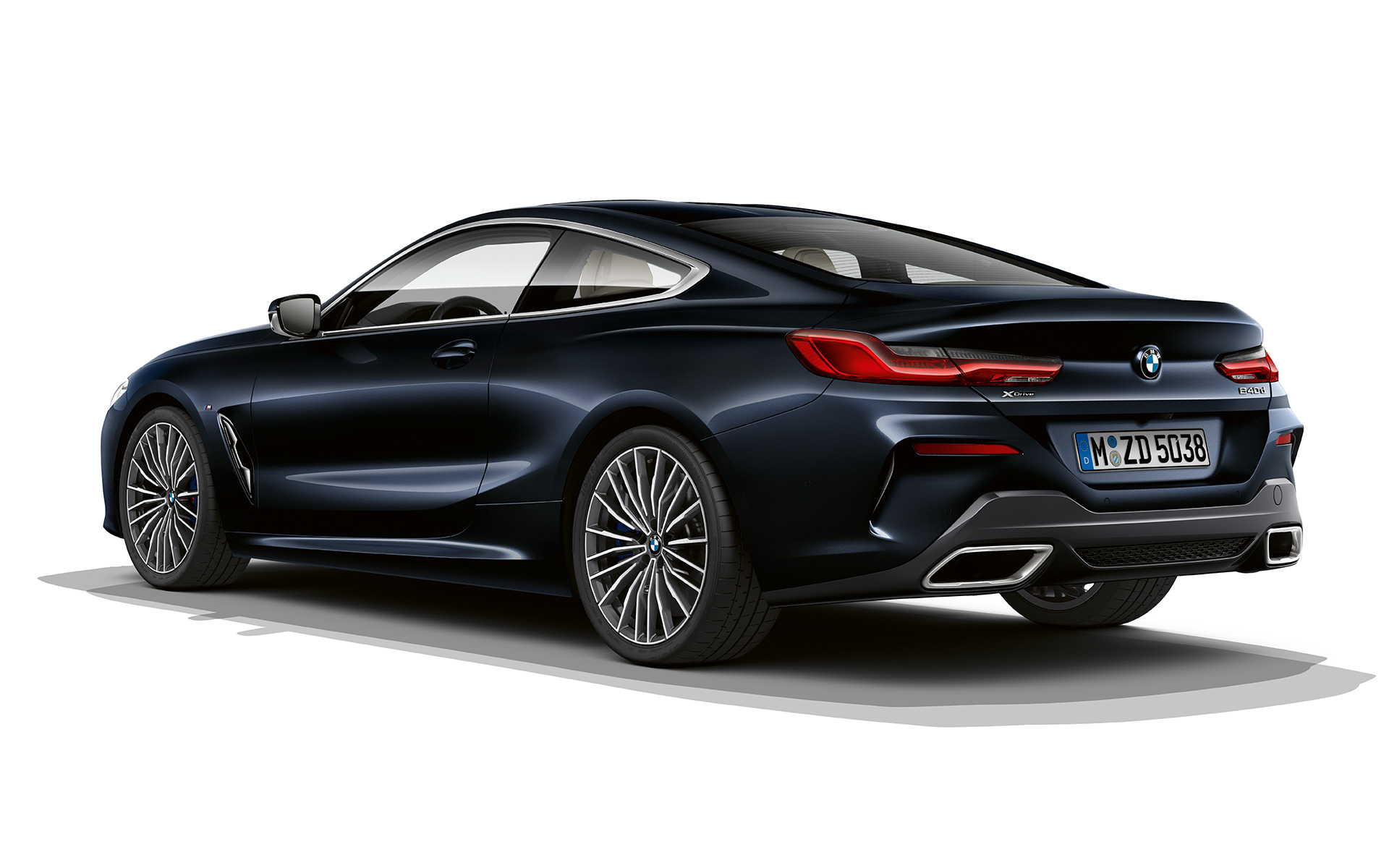 BMW 8-serie Coupé, Carbon Black metallak Nærbillede BMW 8-serie Coupé i Carbon Black metallak mod en hvid baggrund.