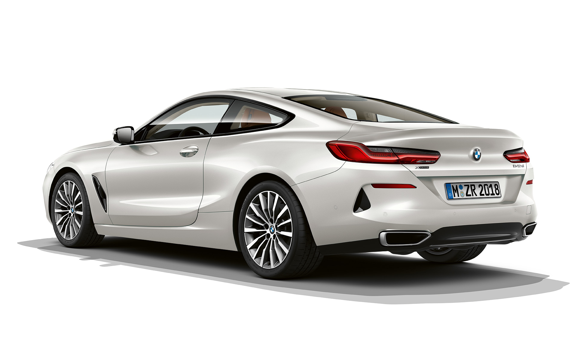 BMW 8-serie Coupé, Mineral White metallak Stillbillede af BMW 8-serie Coupé i Mineral White metallak mod en hvid baggrund.