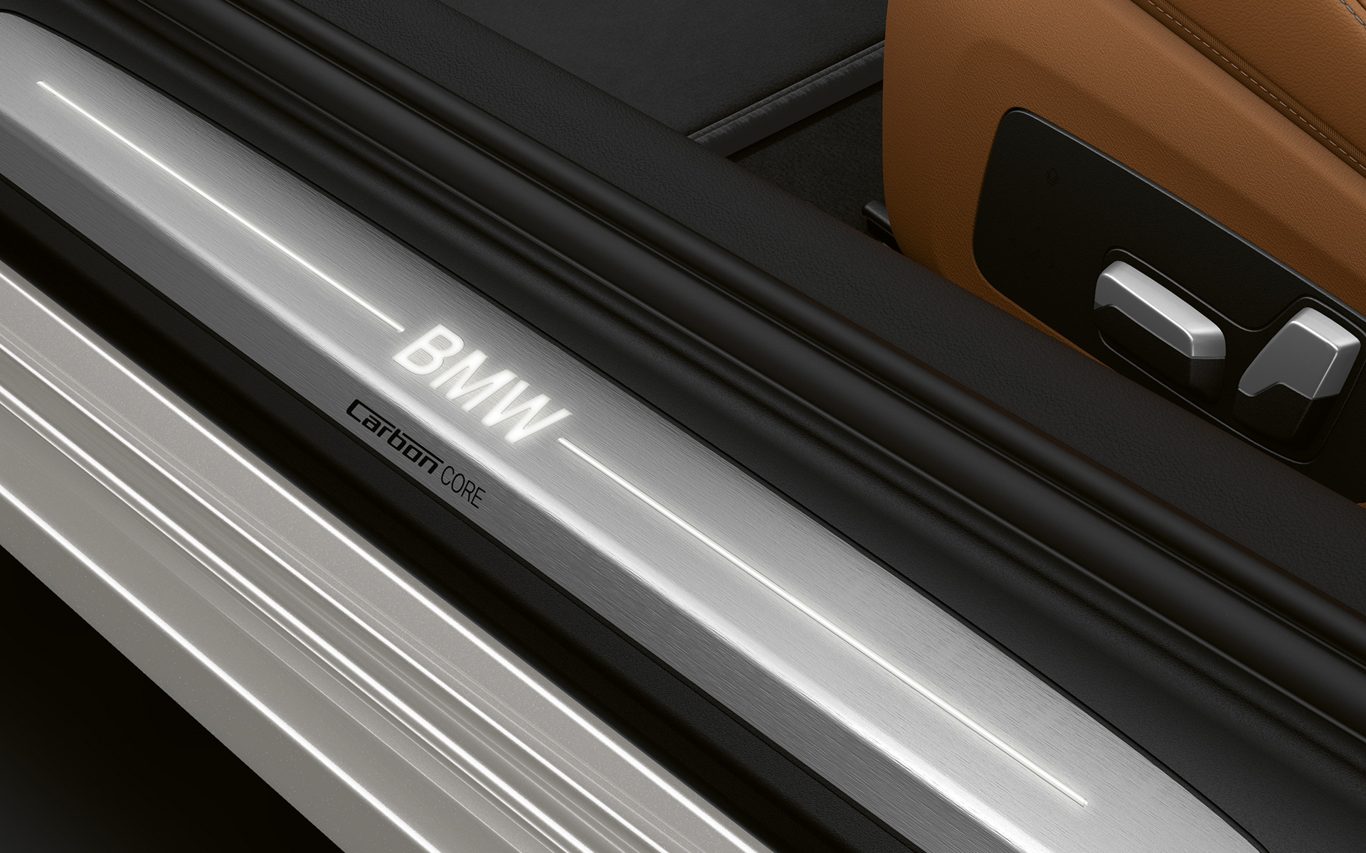 BMW 8-serie Coupé, indstigningsliste med BMW logo Nærbillede af indstigningslisten på BMW 8-serie Coupé med BMW logo.