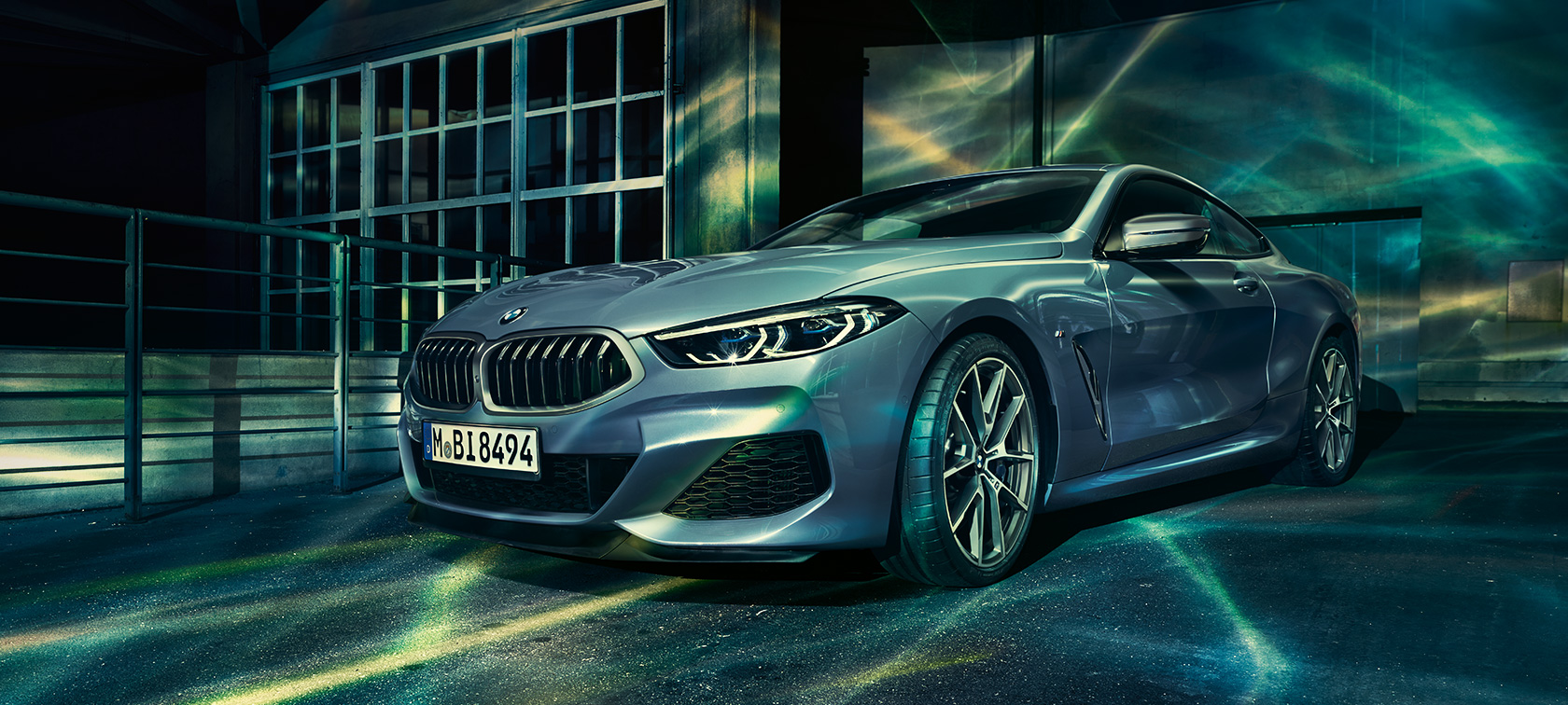 BMW 8-serie, trekvart frontparti Stillbillede med trekvart frontparti af BMW 8-serie Coupé i et storbymiljø.