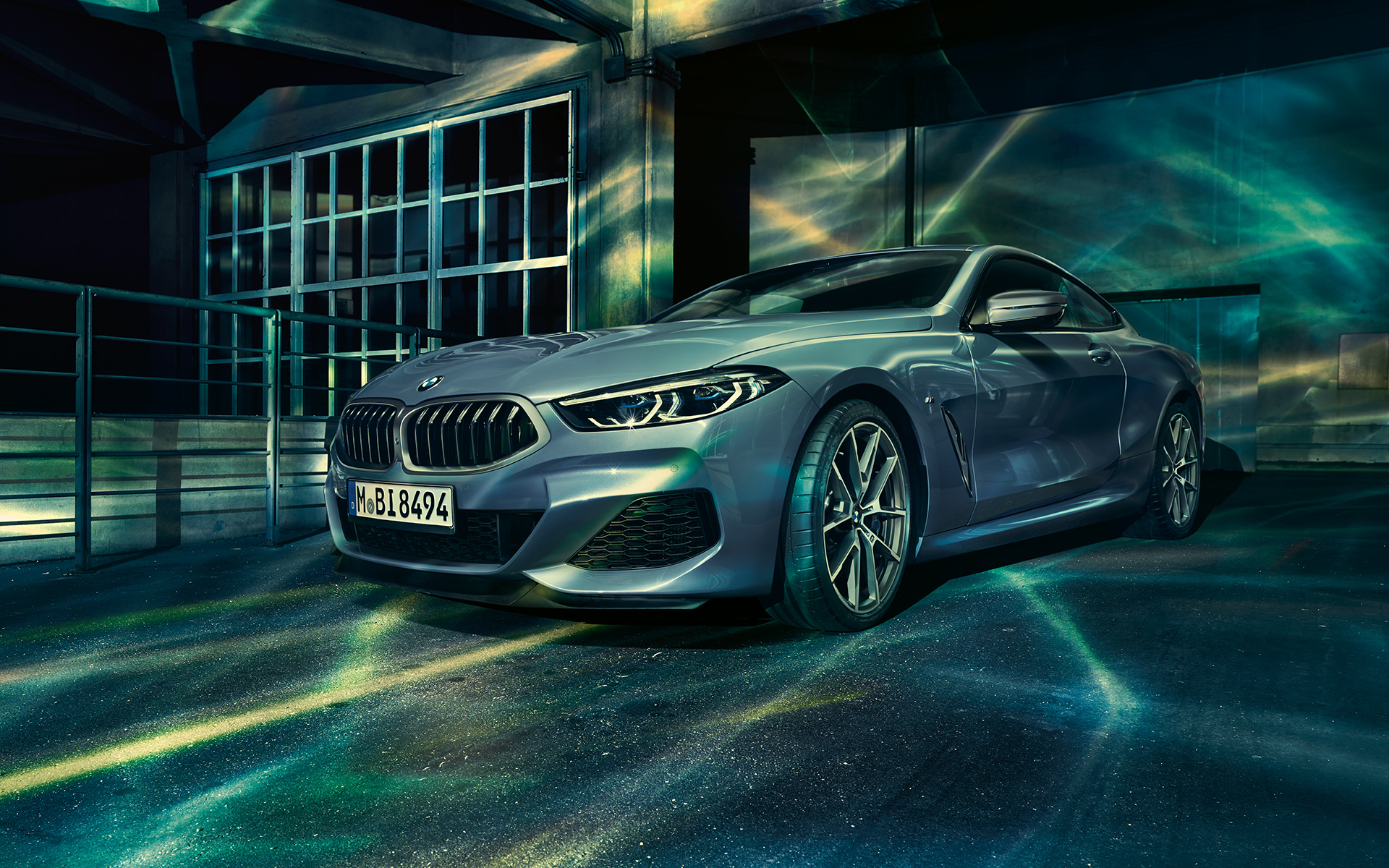 BMW 8-serie Coupé, trekvart frontparti til højre Stillbillede med trekvart frontparti af BMW 8-serie Coupé i et storbymiljø.