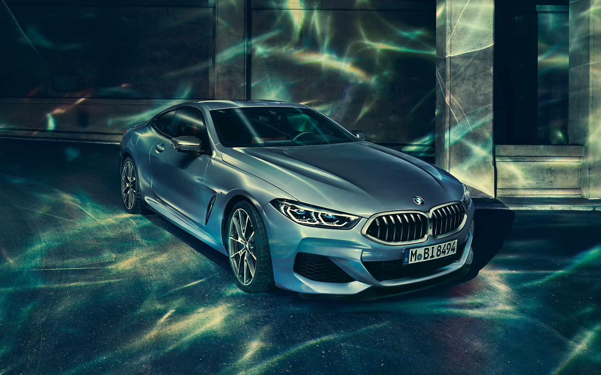 BMW 8-serie Coupé, trekvart frontparti til venstre Stillbillede med trekvart venstre frontparti af BMW 8-serie Coupé i et storbymiljø.