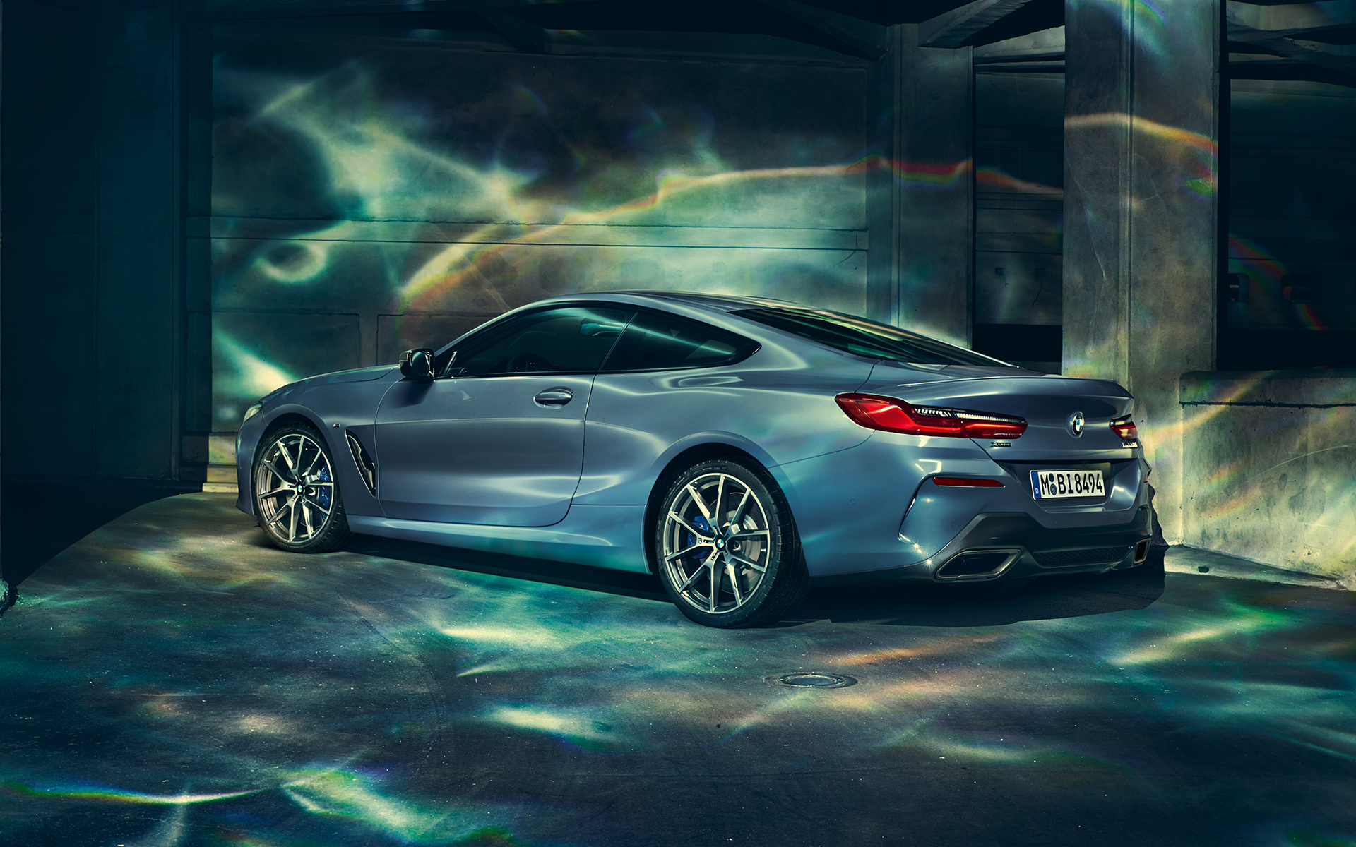 BMW 8-serie Coupé, venstre Billede af venstre side af BMW 8-serie Coupé i et storbymiljø.