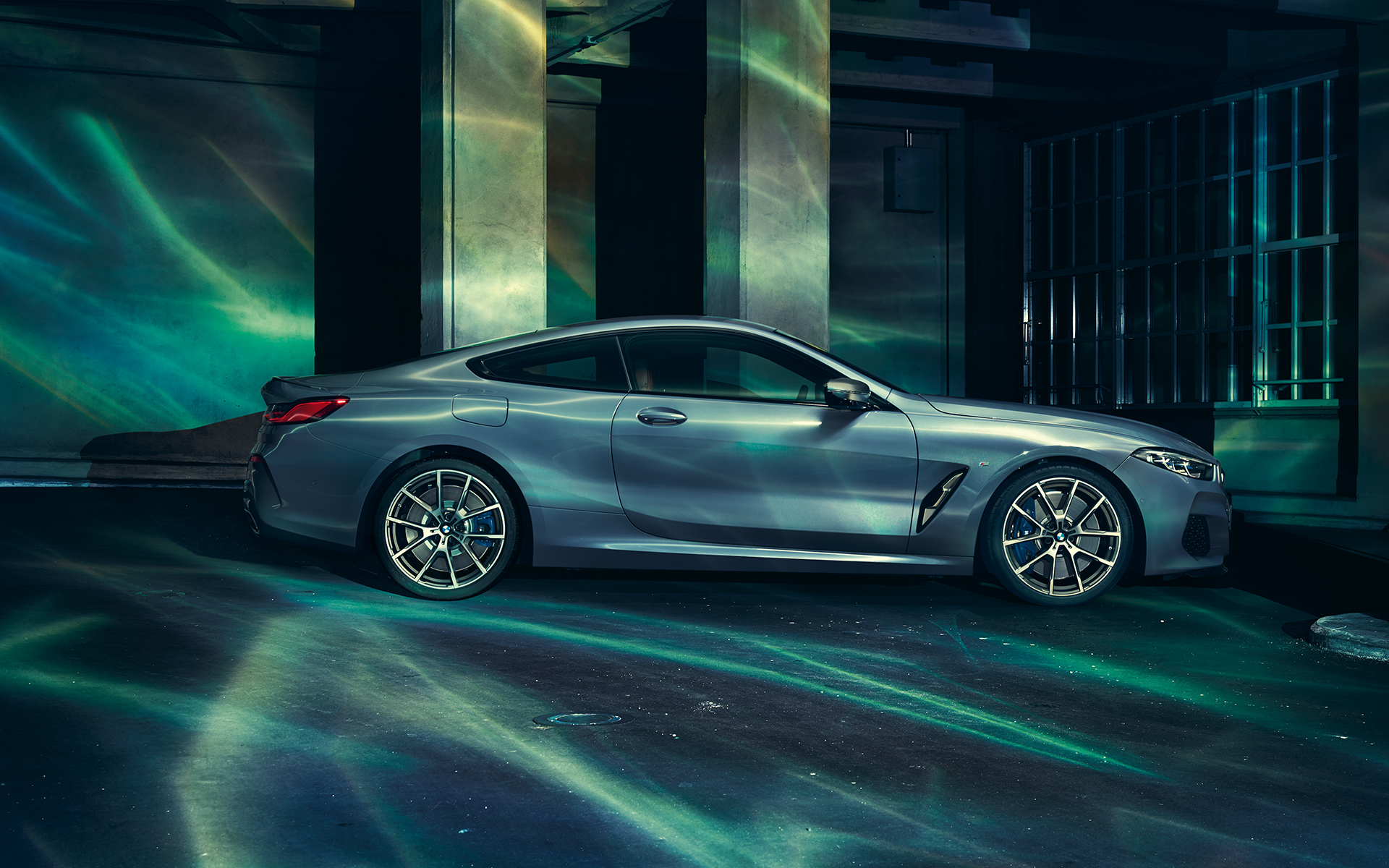 BMW 8-serie Coupé, højre Billede af højre side af BMW 8-serie Coupé i et storbymiljø.