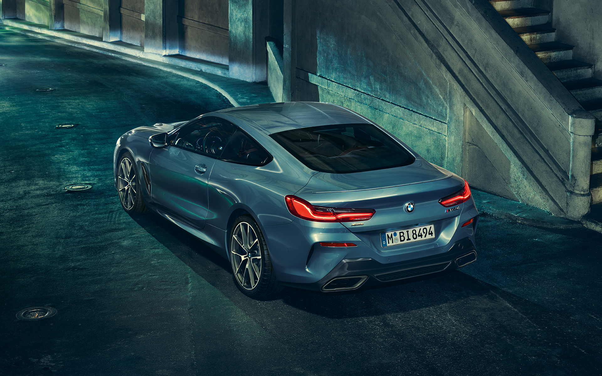 BMW 8-serie Coupé, trekvart bagparti Stillbillede med trekvart venstre bagparti af BMW 8-serie Coupé i et storbymiljø.