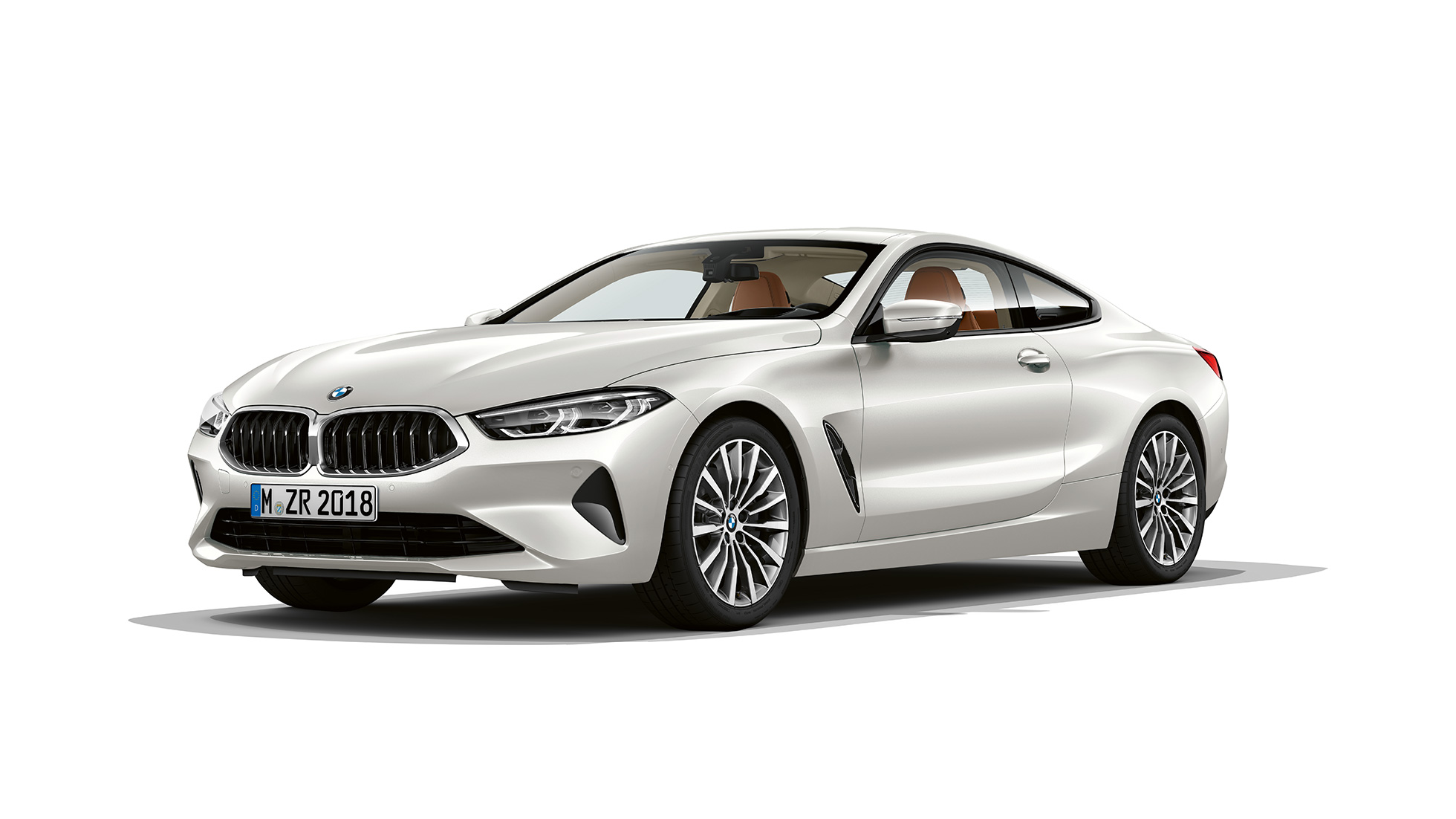 BMW 8-serie Coupé i Mineral White metallak, set forfra let drejet.