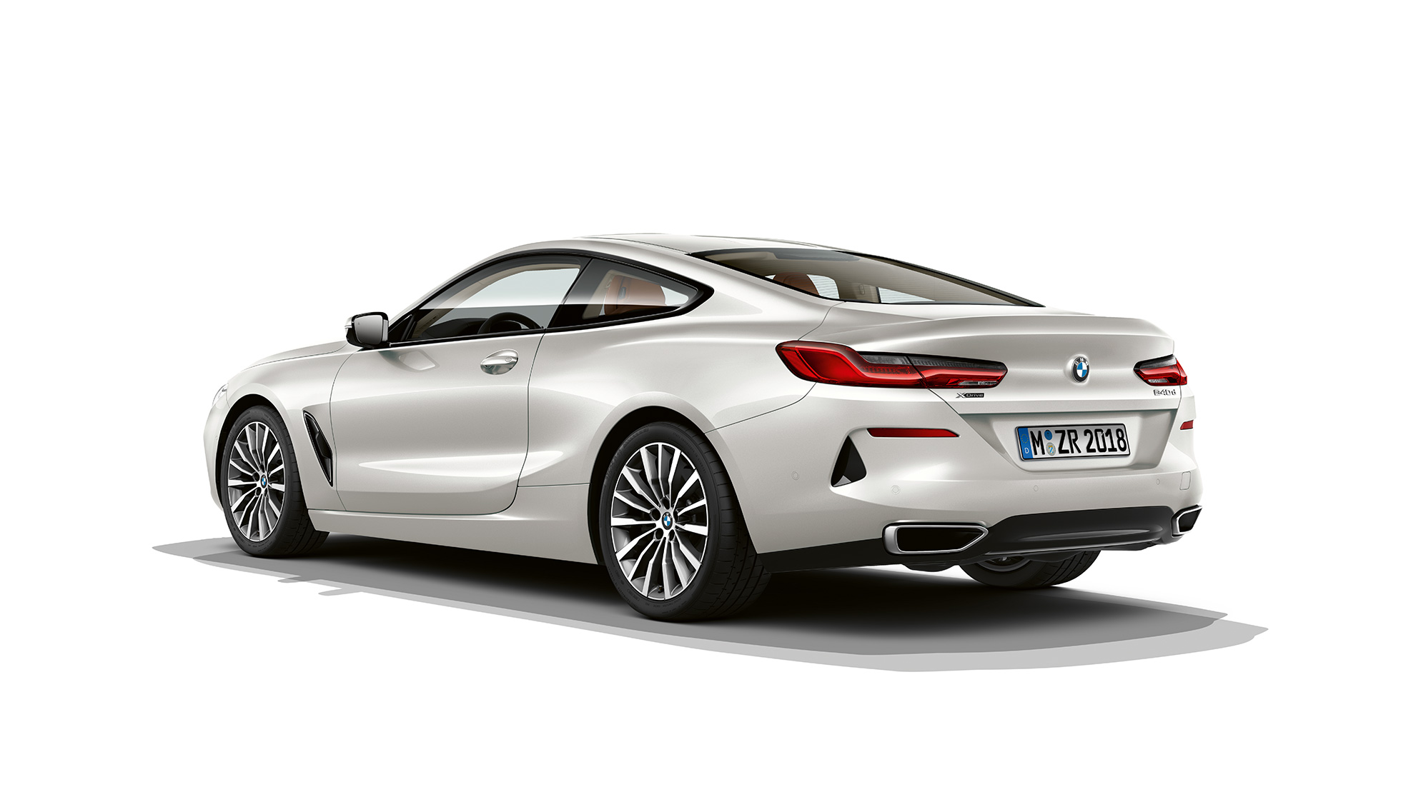 BMW 8-serie Coupé i Mineral White metallak, set bagfra let drejet.