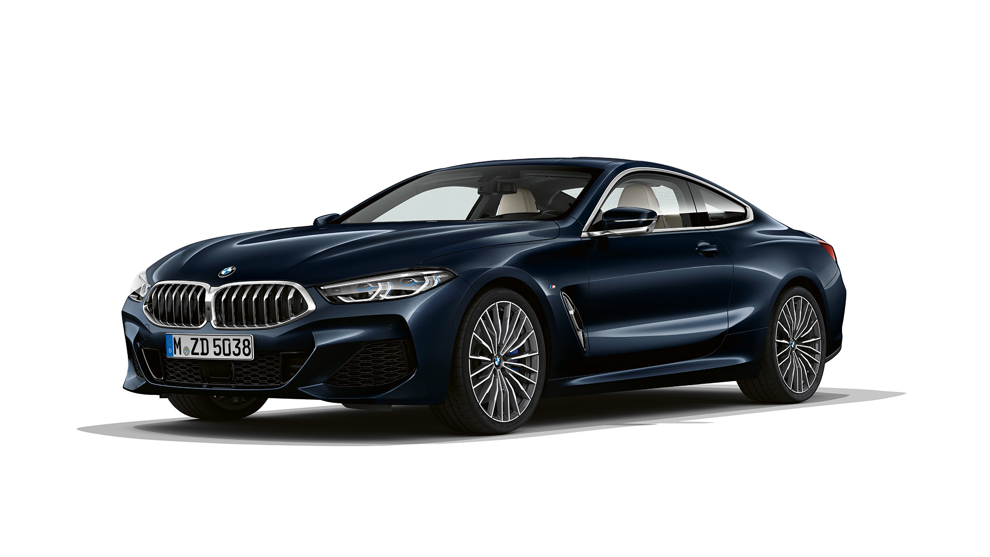 BMW 8-serie Coupé, Carbon Black Metallic, set forfra let drejet.