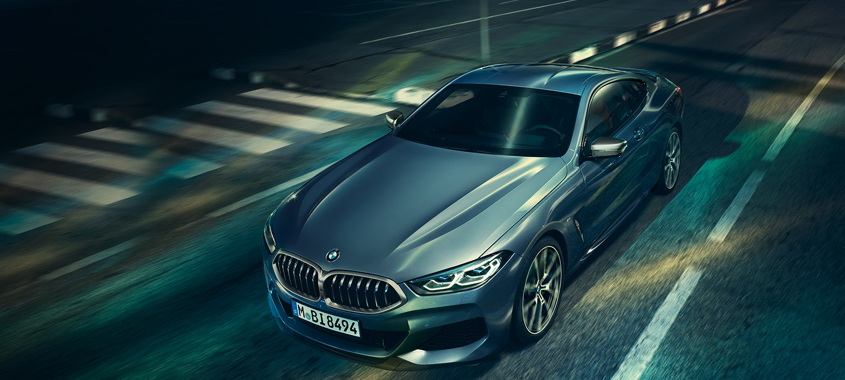 BMW 8-serie Coupé, set forfra let drejet. BMW 8-serie Coupé, set forfra let drejet, standardoptagelse med fokus på motorhjelm.