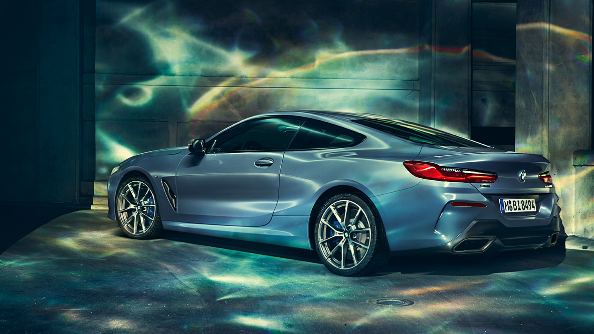 BMW 8-serie Coupé, set bagfra let drejet. BMW 8-serie Coupé set bagfra let drejet i et storbymiljø om natten.