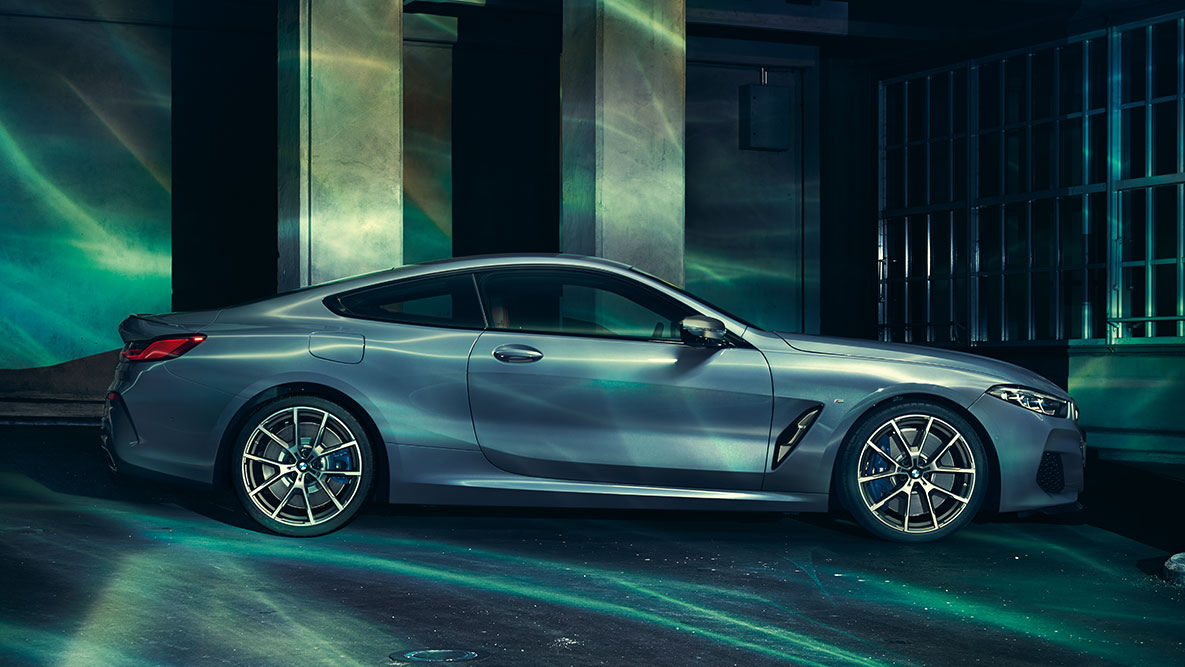 BMW 8-serie Coupé, set fra siden. Stillbillede af BMW 8-serie Coupé fra siden i et storbymiljø.