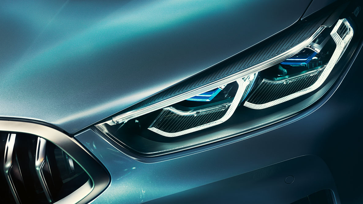 BMW 8-serie Coupé, laserlys. Nærbillede af laserlygterne i forenden af BMW 8-serie Coupé.