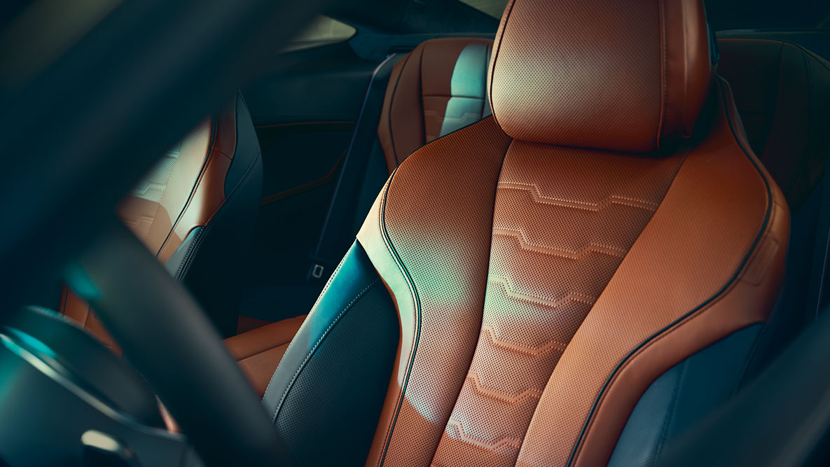 BMW 8-serie Coupé Multifunktionssæde. Nærbillede af BMW 8-serie Coupés multifunktionssæder med læderindtræk Merino.