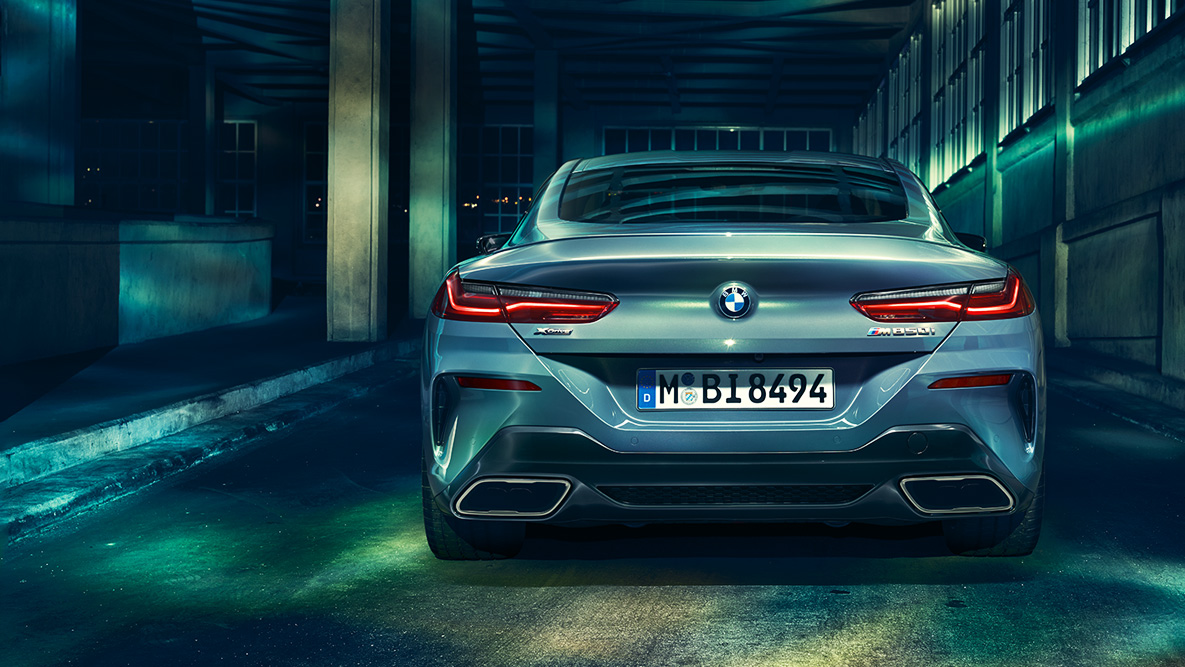 BMW 8-serie Coupé, set bagfra. BMW 8-serie Coupé set bagfra om natten i et storbymiljø.