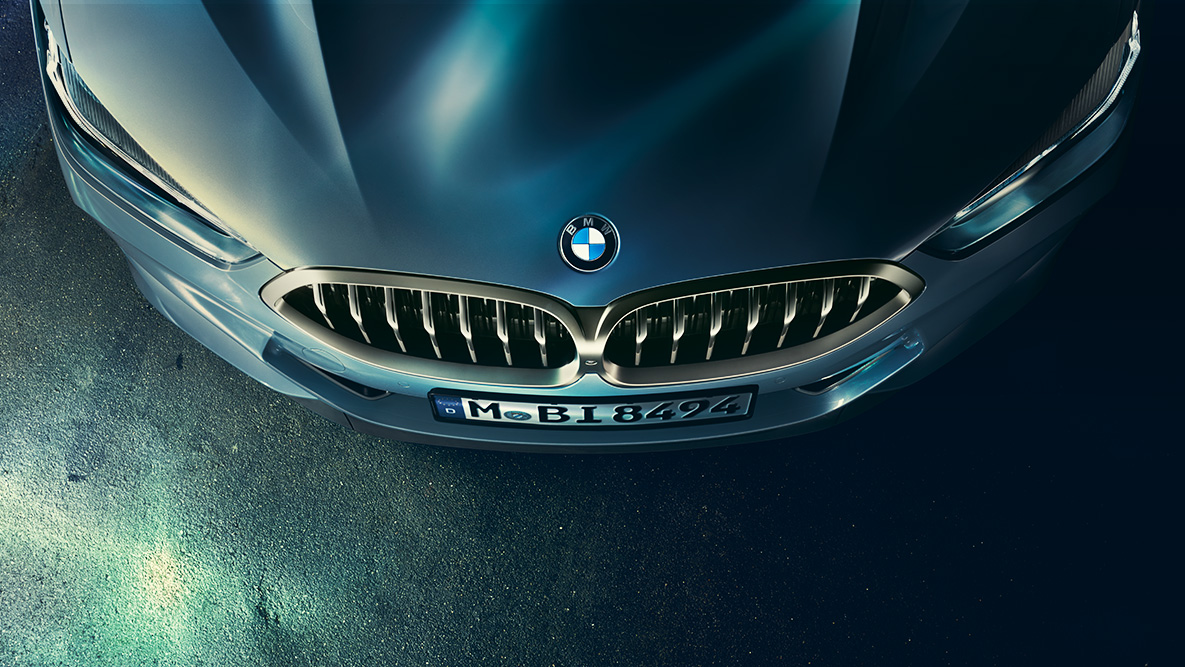 BMW 8-serie Coupé, motorhjelm. Nærbillede af motorhjelmen på BMW 8-serie Coupé fra fugleperspektiv.
