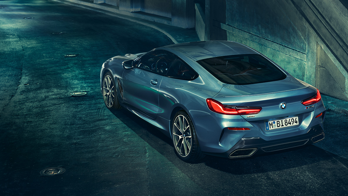 BMW 8-serie Coupé, set bagfra let drejet. BMW 8-serie Coupé set bagfra let drejet i et storbymiljø om natten.