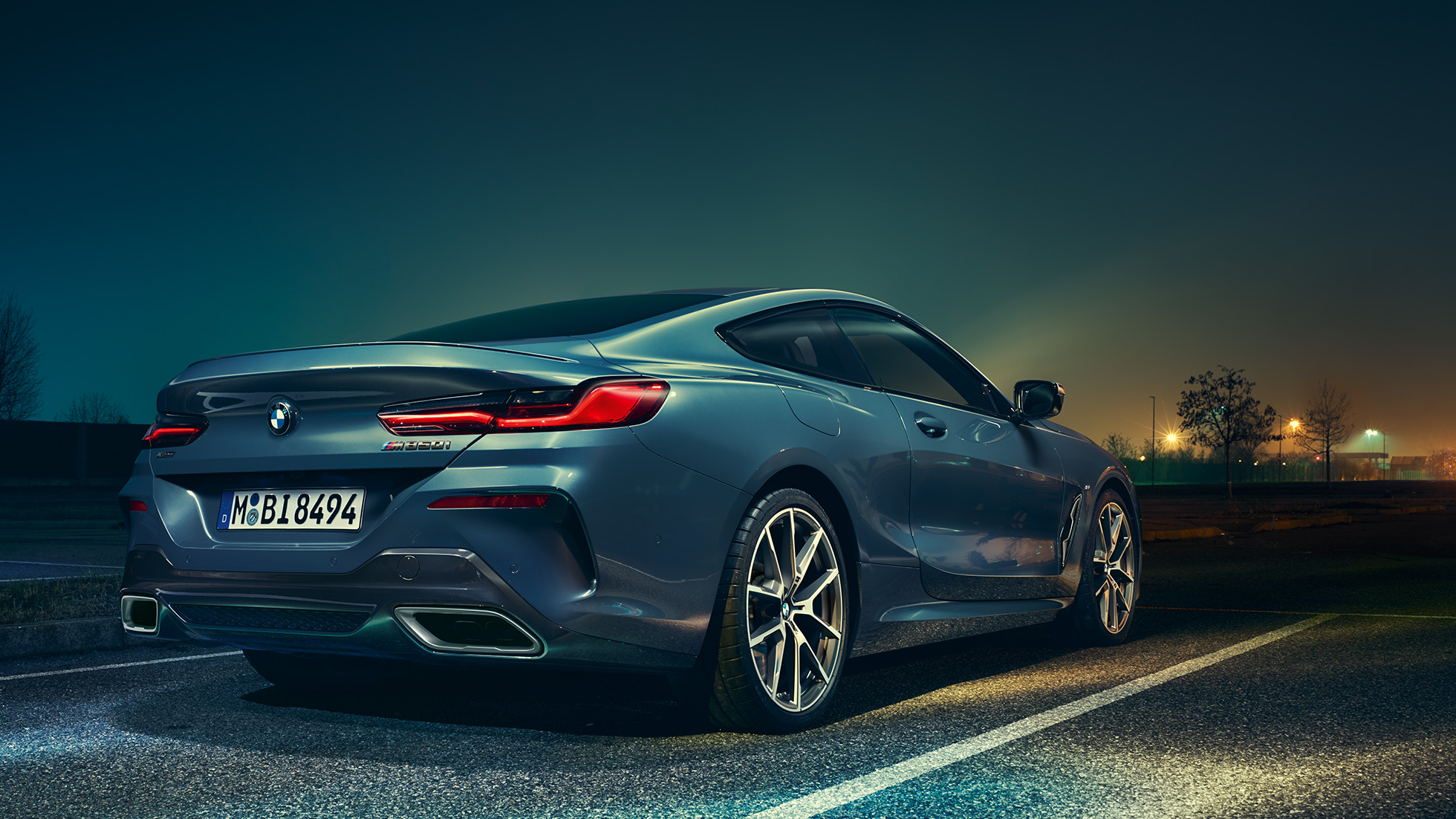 BMW 8-serie Coupé, set bagfra let drejet. BMW 8-serie Coupé, set bagfra let drejet, standardoptagelse foran nattebaggrund.