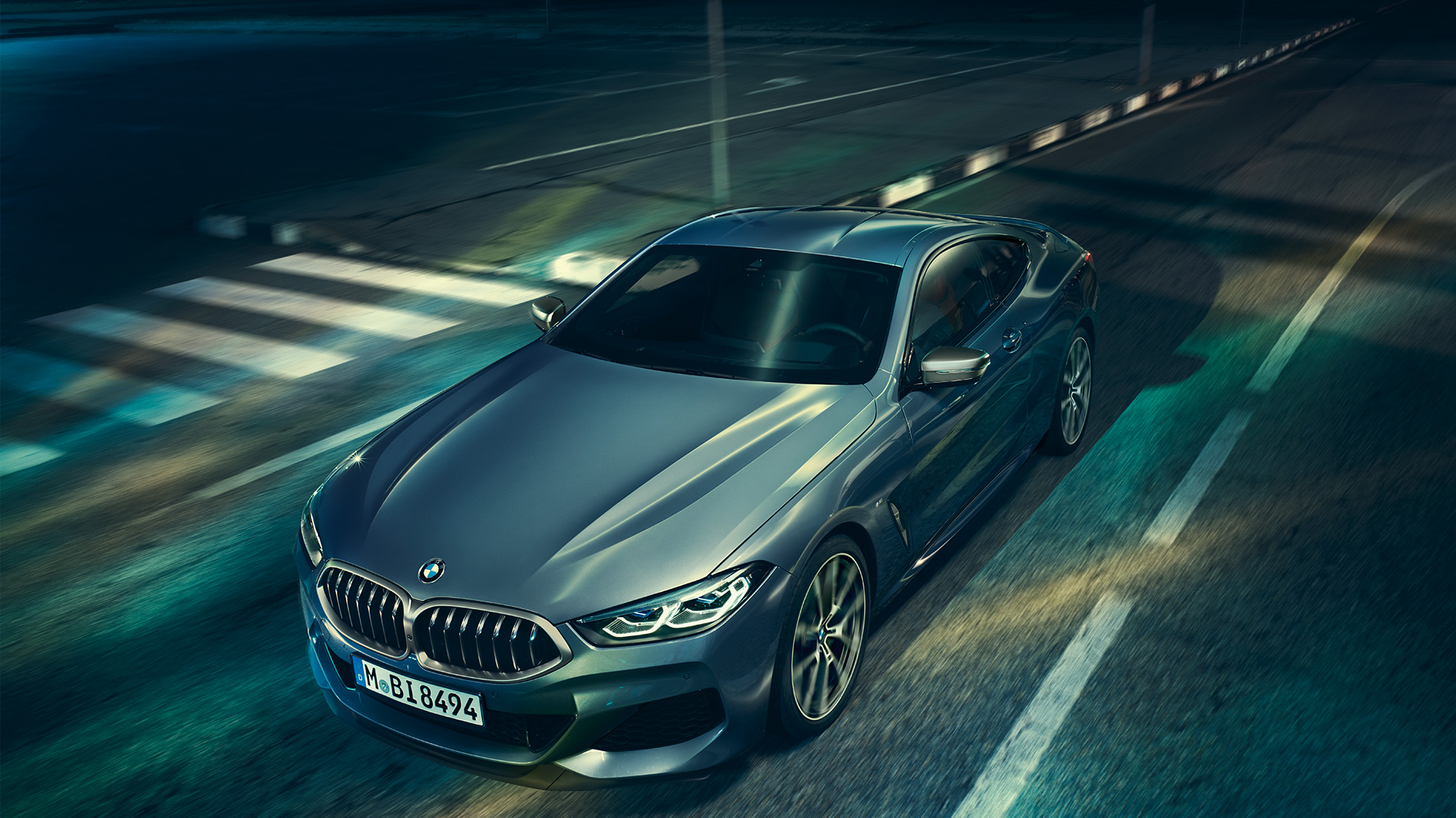 BMW 8-serie Coupé, set forfra let drejet. BMW 8-serie Coupé, set forfra let drejet, standardoptagelse med fokus på motorhjelm.