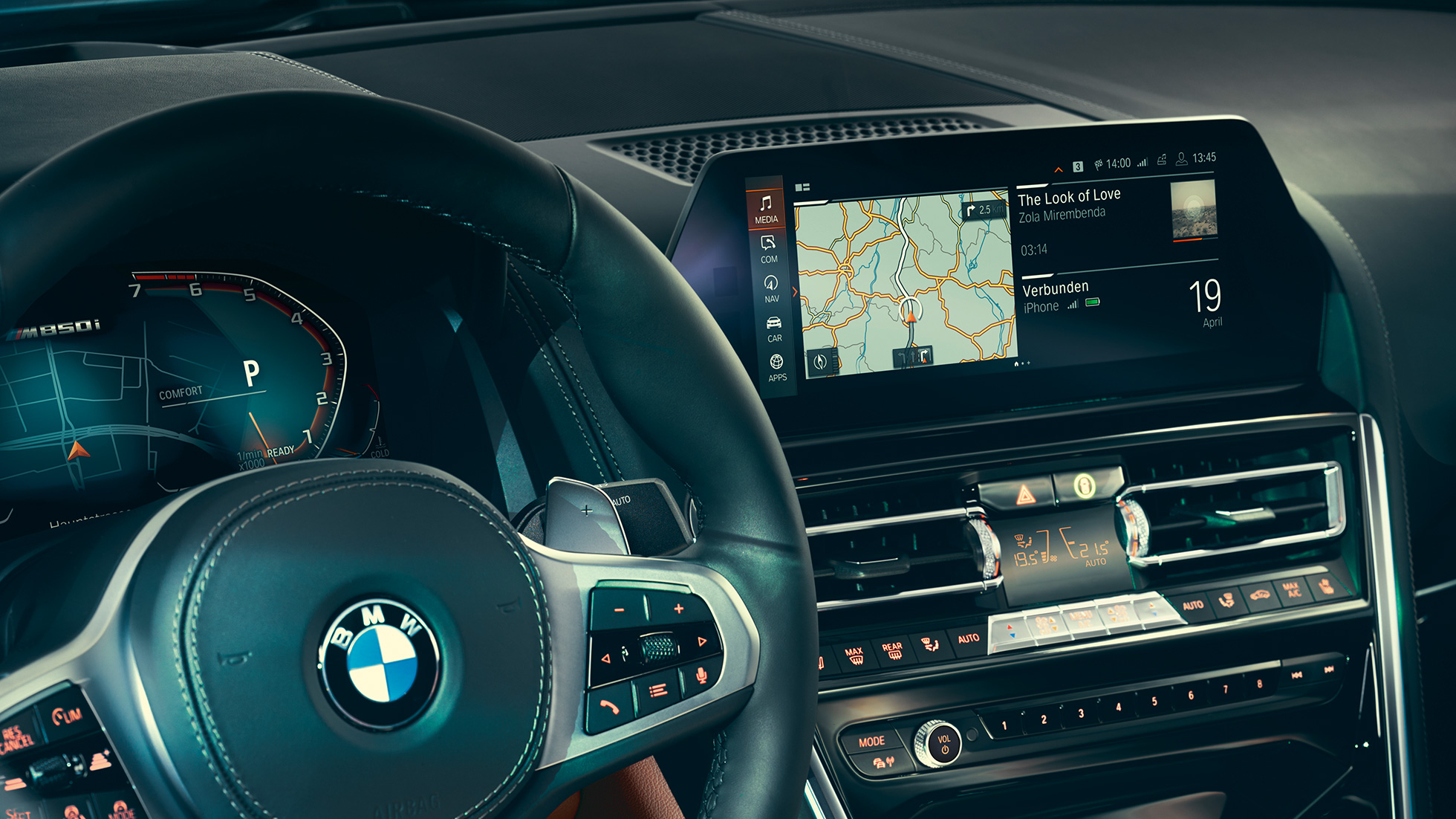 BMW 8-serie Coupé, cockpit. BMW 8-serie Coupé, nærbillede med rat og kontroldisplay.