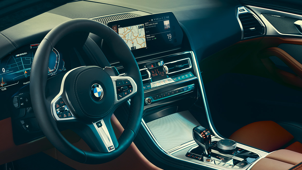 BMW 8-serie Coupé, cockpit. Nærbillede af cockpittet i BMW 8-serie Coupé.