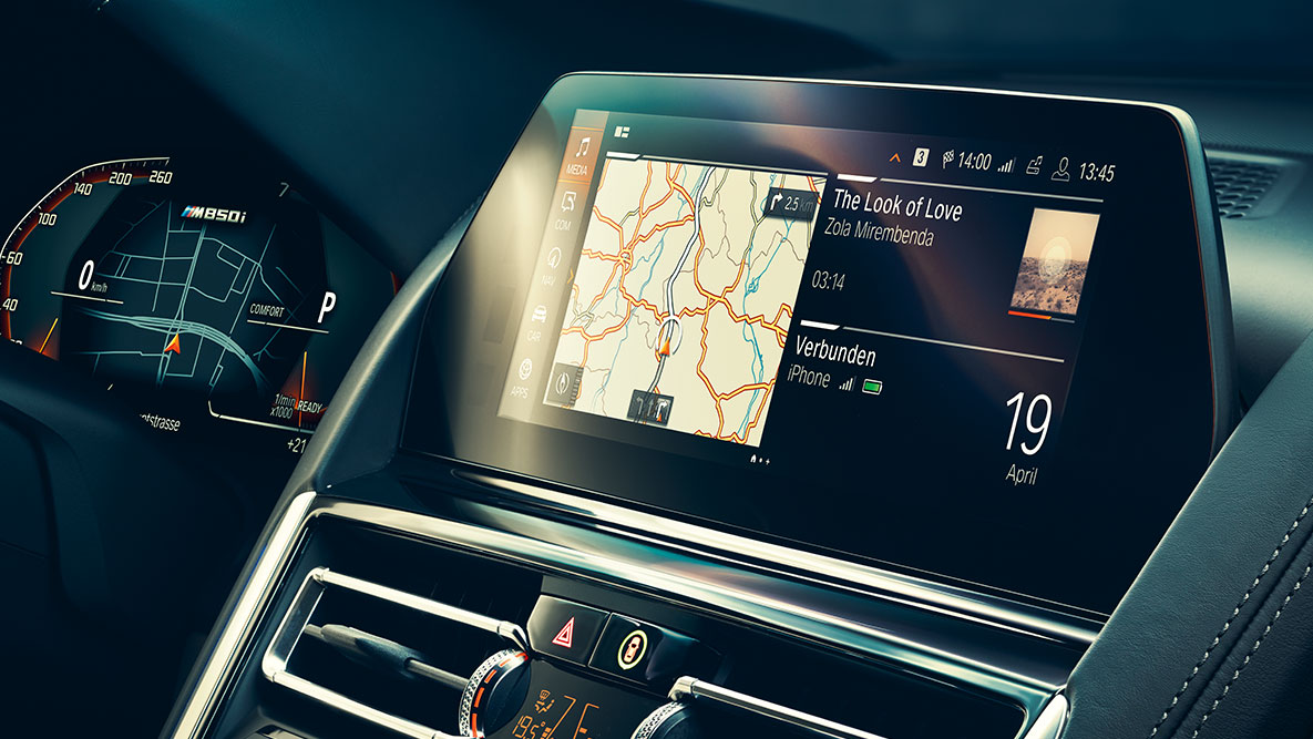 BMW 8-serie Coupé, BMW Live Cockpit Professional. Kabinen i BMW 8-serie Coupé med kontroldisplay og BMW Live Cockpit Professional.
