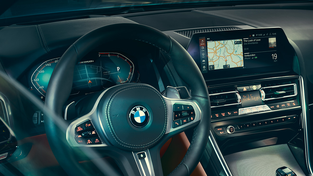 BMW 8-serie Coupé, cockpit. Nærbillede af kabinen i BMW 8-serie Coupé med fokus på rattet.