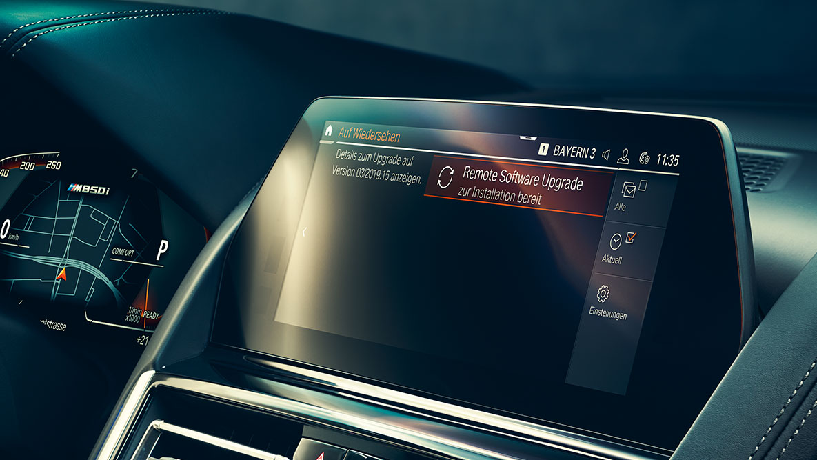 BMW 8-serie Coupé, cockpit. Kabinen i BMW 8-serie Coupé med kontroldisplay og softwareopdatering via fjernadgang.