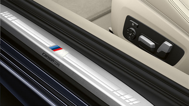 BMW 8-serie Coupé, indstigningsliste med M logo. Nærbillede af indstigningslisten på BMW 8-serie Coupé med M logo.