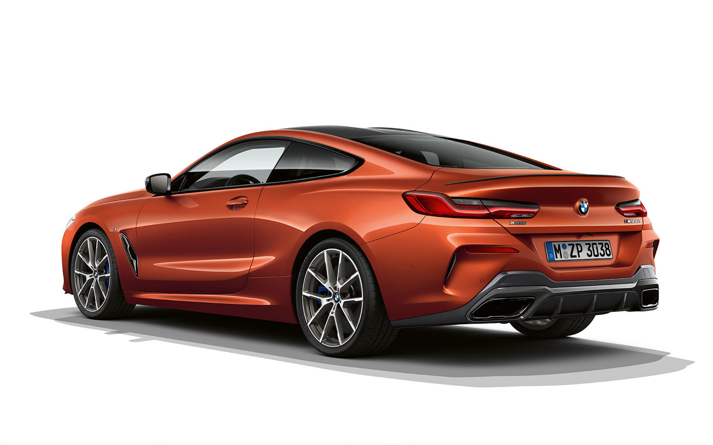 BMW 8-serie Coupé, Sunset Orange Metallic. Stillbillede af BMW 8-serie Coupé i Sunset Orange Metallic mod en hvid baggrund.