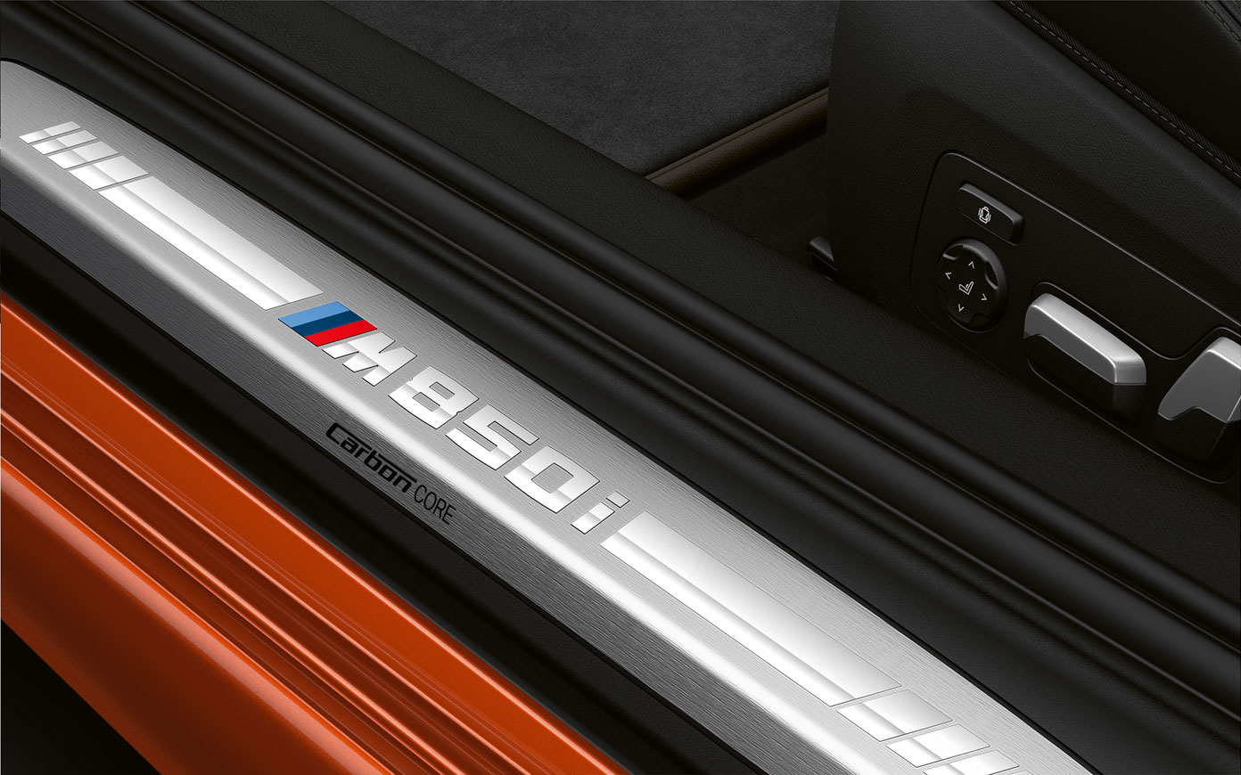 BMW 8-serie Coupé, indstigningsliste M850i. Nærbillede af indstigningslisten på BMW 8-serie Coupé med M850i logo.