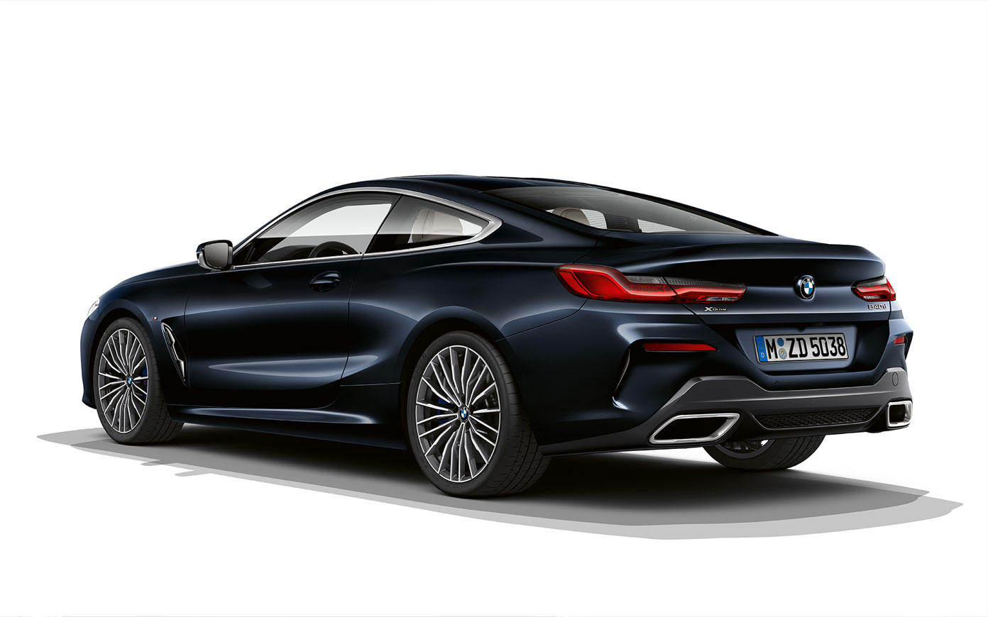 BMW 8-serie Coupé, Carbon Black Metallic. Nærbillede BMW 8-serie Coupé i Carbon Black Metallic mod en hvid baggrund.