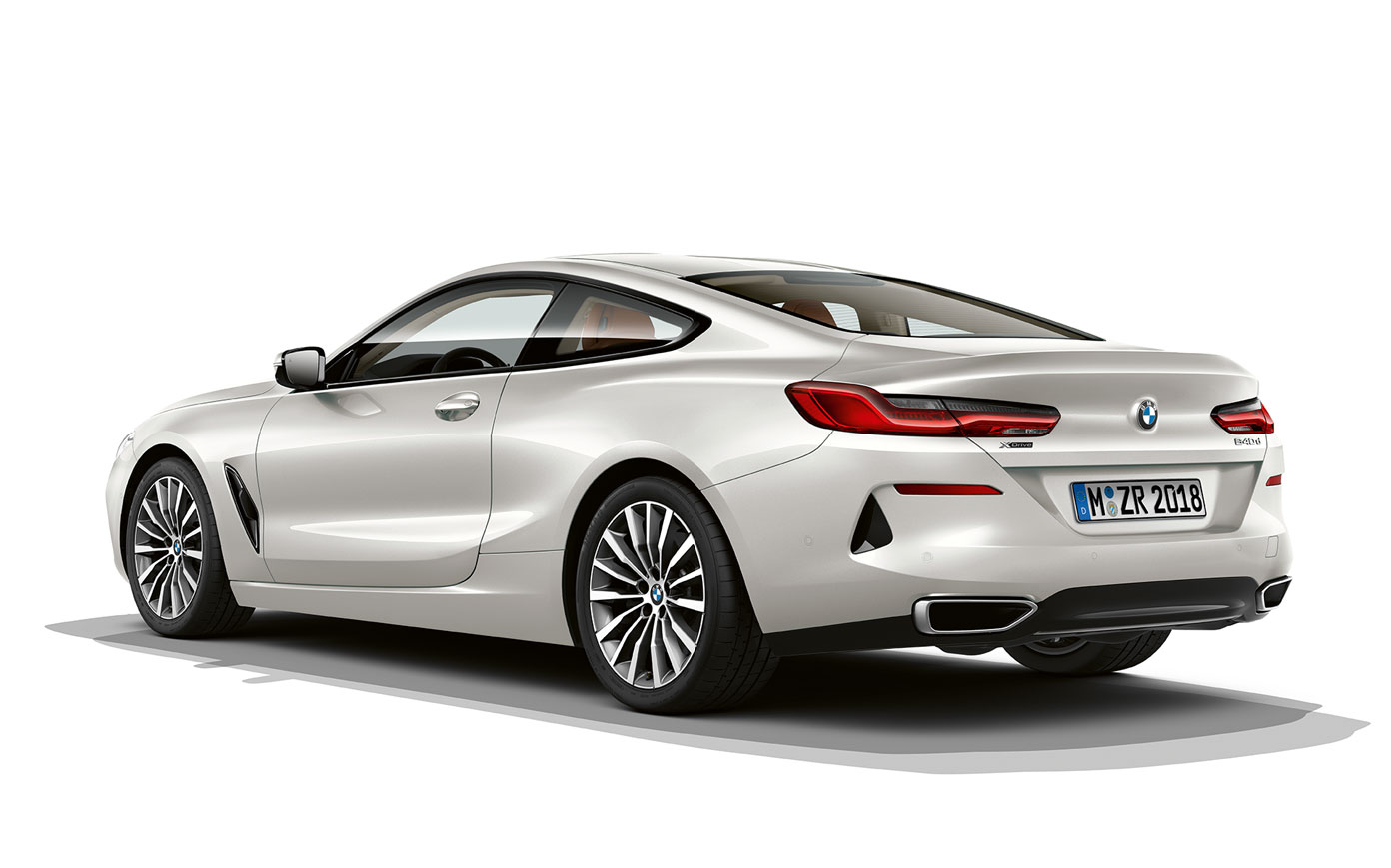 BMW 8-serie Coupé, Mineral White Metallic. Nærbillede BMW 8-serie Coupé i Carbon Mineral White Metallic mod en hvid baggrund.